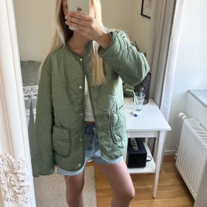 Jacka - Säljer denna gröna jacka från hm. Knappt använd. Storlek 164💞💞