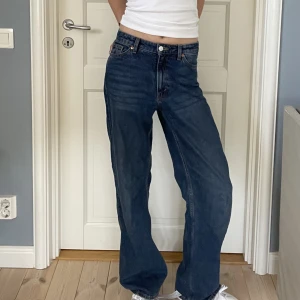 Yoko jeans  - Super snygga Blåa yoko jeans som passar perfekt till att styla med ett linne💕Dem passar super bra till mig som är 167cm. 100% bomull