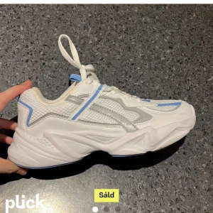 Sneakers - Super söta sneakers men lite plastiga där av priset. Köpta här på Plick men knappt använda då de är för små. Skulle säga de är små i storleken så 38!