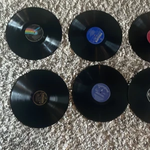 Cd-skivor - Kan inte bekräfta att de fungerar då jag använt dem som inredning. 20/st eller alla för 100❤️ man får med fodral vid köp. Köparen står för frakten👌🏻