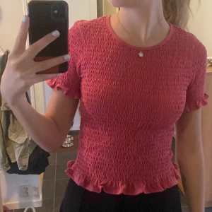 Carin Wester topp  - Söt topp från Carin Wester. Mycket bra skick och fin passform. Den är inte längre min stil tyvärr!