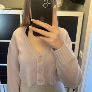 Kofta från HM - Lila kofta från HM i bra kvalitet. Köparen står för frakten💗💗