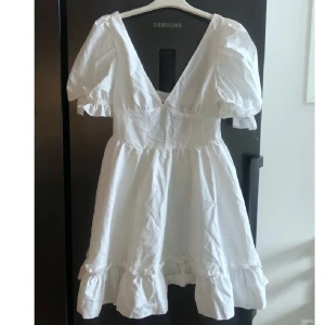 Vit studentklänning - Vit kort klänning perfekt till studenten, För liten för mig som är 175 strlk M 