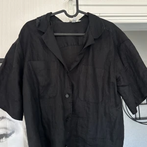 Linneskjorta - Linneskjorta från H&M. 