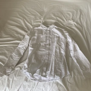 Skjorta - Skjorta från Lager 157. Sitter tajt runt kroppen. Jag har knappt använt den. 