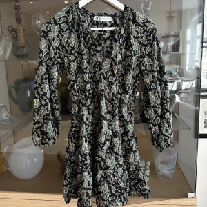 Mönstrad zara klänning - Knappt använd zara klänning, super skönt material!