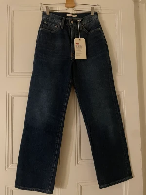 Levis jeans - Oanvända jeans från Levis, strl:27. Hög midja. Säljes då de visade sig vara för små.