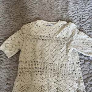 Tröja - Super fin stickad/virkad tröja från Zara🥰 Anvönd få tal gånger och inga skador eller defekter. 