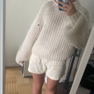 Zara shorts - Skön och snygga shorts från zara i storlek Xs, säljer för att dem inte kommer av användning. Köpt för 369 och använt Max 1 gång. Jag är 160cm lång, och har en vanlig storlek som Xs/32-34