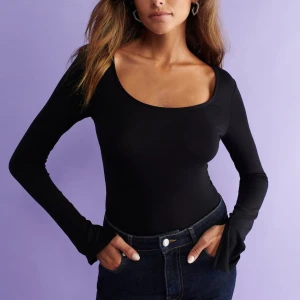 Ginatricot tröja med slits - Säljer denna jättefina tröja från Gina med slits på ärmen. Säljer pga att den är för stor. Ser ut som ny har knappt använt.