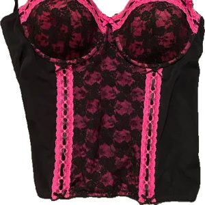 korsett topp💋 - !!ANVÄND INTE EARLYBIRD FRAKT!! as söt korsett topp i jättefint skick, den har padding i kuporna men inte pushup💋spännbara axelband!🌟⭐️strl xs/s och kupan är c/d