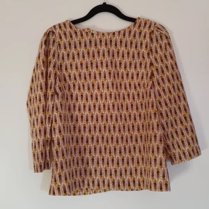 Mönstrad blus  - H&M Storlek 36 Toppen bra skick, inga defekter  Plaggets längd 55 cm och ärmlängd 45 cm.