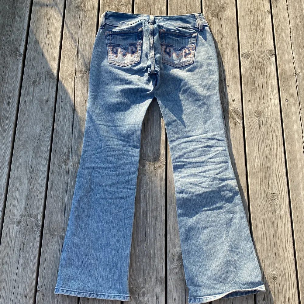 Midja:25tum längd:32tum Low waist Bra skick  Knappt använda Säljer för att de är för små. Jeans & Byxor.