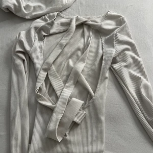 Topp - En så fin vit topp, funkar perfekt till sommaren. Öppen rygg, pris kan diskuteras. 