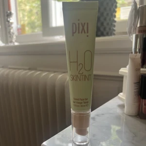 Pixi Tinted Face Gel - Så skön vattenbaserad färgad ansiktsgel från Pixi. Jätteskön nu i sommar då den är väldigt lätt på huden! Använd några få gånger🌺Nypris: 369 kr🫶🏼I färgen ”Cream”❤️
