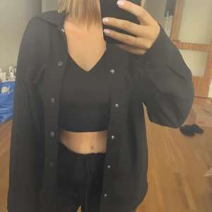 Tröja från HM - Kofta/tröja från HM. Lika snygg stängd som öppen eller som jacka på sommaren.