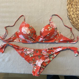Blommig bikini - Superfin blommig bikini i fint skick! Från Nelly överdel i Stl 70c med push och underdelen M med scrush där bak Nypris ca250kr