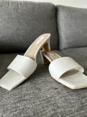 Vita Klackskor - Gulliga klackskor med en  lite bredare 5cm klack. Skorna är från Nelly och köptes för 349kr. Dom är aldrig använda, har bara legat i garderoben så kände att det var dags att sälja dom vidare😁