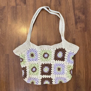 Väska - Säljer en söt liten handgjord väska. Köpare står för frakt💗