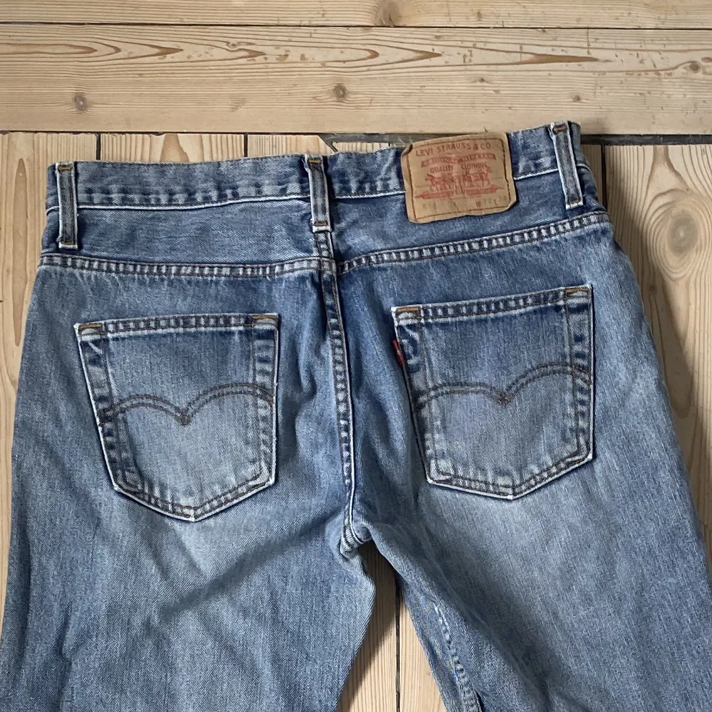 Snygga ljusa Levis jeans i perfekt skick. Modellen är mid waist och rak, lite lösare i benen. Storleken motsvarar en M❤️Midjemått 40 tvärs över, innerben 76💕Skriv vid funderingar. Kolla gärna in alla mina andra jeans!. Jeans & Byxor.