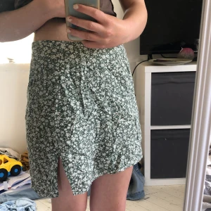 Kjol  - Vit o grön kjol i storlek s