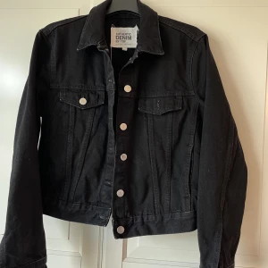 Jeansjacka - Croppad jeansjacka från Zara, står storlek L i den men upplever den som en S