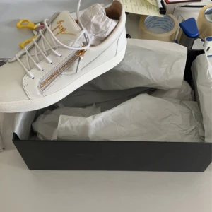 Giuseppe zanotti - Helt nya Zanotti skor med dustbags  Finns i storlekar 41.5, 42 & 43 Nypris 7000:-