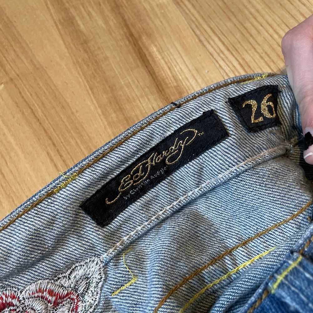 Lågmidjade Ed Hardy jeans med en döskalle på rumpan!. Jeans & Byxor.