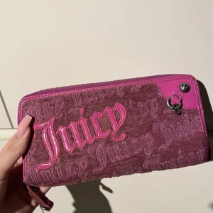 Juicy cotoure plånbok  - Vintage juicy plånbok i superbra skick!! Ser precis ut som ny💕använd gärna köp nu🤍UNIK!!!!