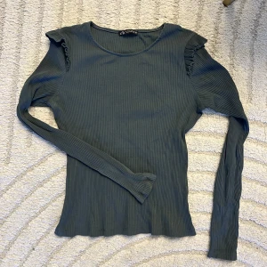 Långärmad tröja  - Fin långärmad tröja med söta detaljer på axlarna. Från zara i storlek S. Färgen är en blandning av grön och blå⭐️