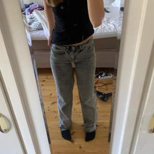 Gråa jeans jag sytt ner själv för hands till lågmidjat, även klippt av längderna längst ner för att få kortare men fortfarande lite långa på mig som är 170, går såklart att klippa av mer om man vill det💗 250kr + 49kr frakt
