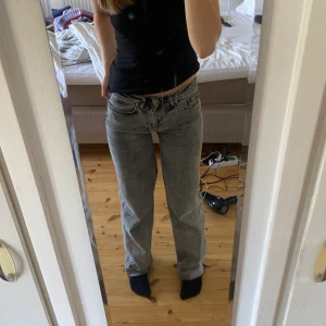 Lågmidjade jeans - Gråa jeans jag sytt ner själv för hands till lågmidjat, även klippt av längderna längst ner för att få kortare men fortfarande lite långa på mig som är 170, går såklart att klippa av mer om man vill det💗