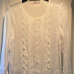 Vit blys - Vit blus från cream i storlek 36-38