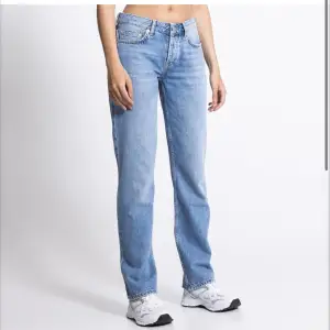 Lågmidjade jeans från Lager 157 i storlek XS. Aldrig använda med lappen kvar. Säljs då de är för små för mig.