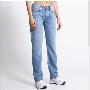 Lågmidjade jeans  - Lågmidjade jeans från Lager 157 i storlek XS. Aldrig använda med lappen kvar. Säljs då de är för små för mig.