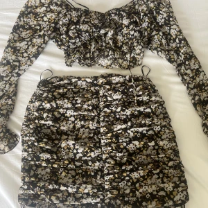 Somrigt Set  - Säljer detta fina set med topp och kjol ifrån ginatricot, toppen är i storlek 36 och kjolen i 40 men skulle säga att den sitter som 36/38💕 köparen står för frakten