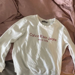 Vit calvin klein tröja - Inga skador på , fint skick säljes då den inte kommer till användning pga för liten för mig 