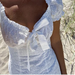 Vit klänning - Finaste klänningen från Obsession Stockholm. Storlek S. Köpt här på Plick men i mycket bra skick. Passar perfekt till studenten!