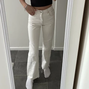 Beiga jeans - Beiga jeans från stradivarius i storlek 32