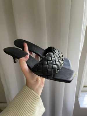 Klackskor - Klackskor med låg klack. Inga deffekter. Använda 1 gång. Passar även 39-40