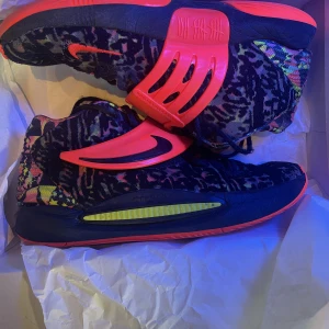 KD14 Dream - Hej! Säljer ett par basketskor köpta för 1500kr som använts en del men endast inomhus. Skicka meddelande om du vill ha fler bilder. 