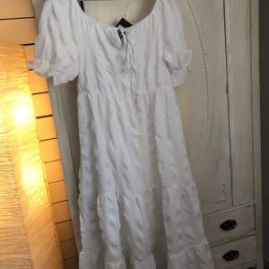Helt ny långklänning,vit med puffärmar från Boho. Strl 40. En aning genomskinlig om man har svarta trosor. Så fin!