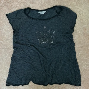 Randig tröja - Säljer den här vintage randiga tröjan med en krona pärlor på som jag har fått fast aldrig andvändt själv 💋