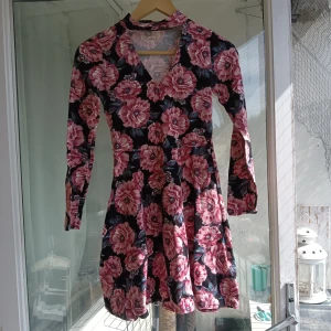 Hollister klänning  - Hollister klänning med blommor super fin och skönt material, some ny inga revor Eller fläckar