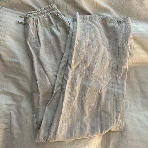 Linnebyxor - Säljer dessa beiga linnebyxor från grunt i L (barnstorlek) skulle säga att det motsvarar Xs/170