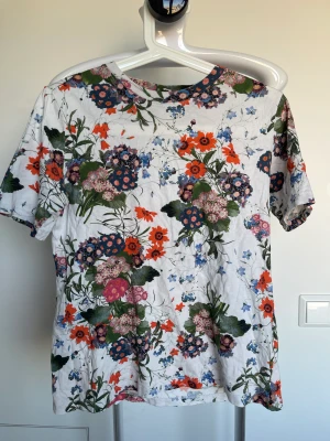 ERDEM by H&M - Blommig t-shirt 