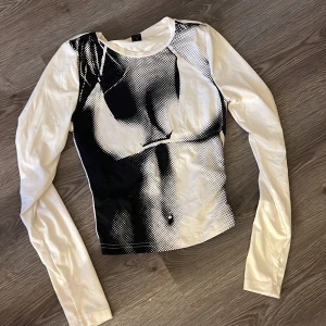 Tröja  - Säljer denna tröjan för 70kr som dock är för liten för mig 