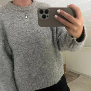 Zara tröja - Säljer min jätte fina zara tröja i grått! Jätte fin! Kontakta vid intresse!