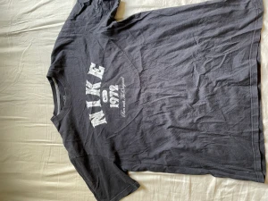 Vintage Nike t-shirts  - Jättefin vintage T-shirt från Nike med Trump på framsidan!