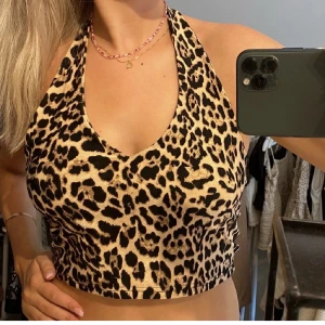 Halterneck topp - Från Urban outfitters, strl M. Inga defekter